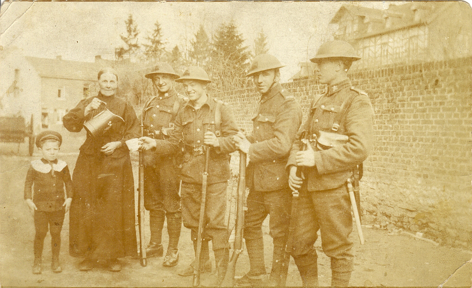Floreffe, ruelle Saint Martin, soldats anglais WW1 1919 Floreffe,
English soldiers WW1 1919 Floreffe ruelle Saint Martin soldats anglais 1914 1918 1919