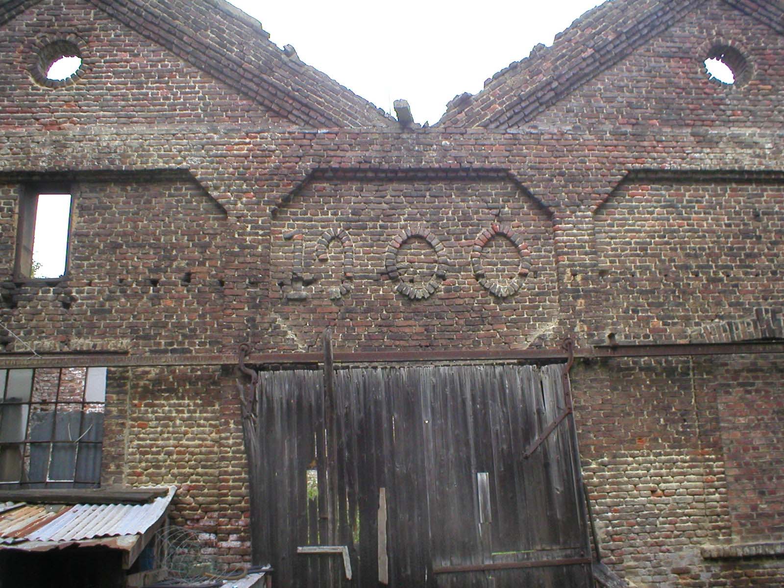 cliquer pour plus de dtail sur le fronton marqu en brique 1900.