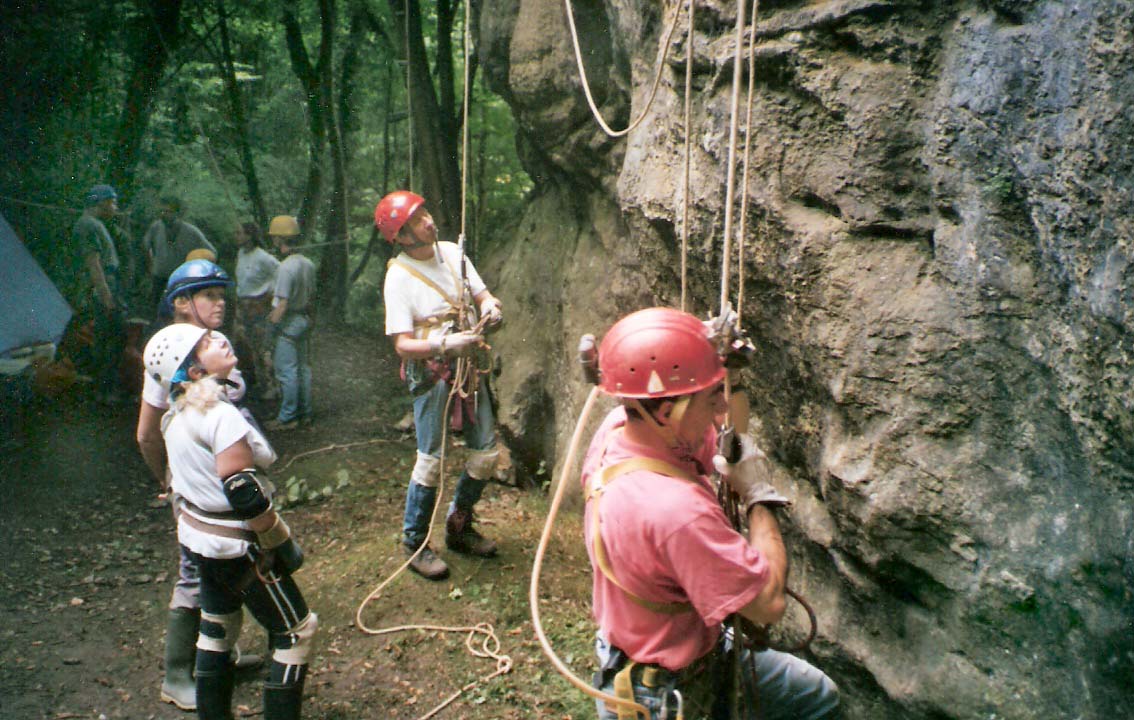 Au pied de la paroi rocheuse.
